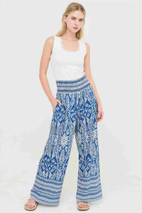 Pantalon femme bleu à imprimé fleuri, taille smockée et jambes évasées