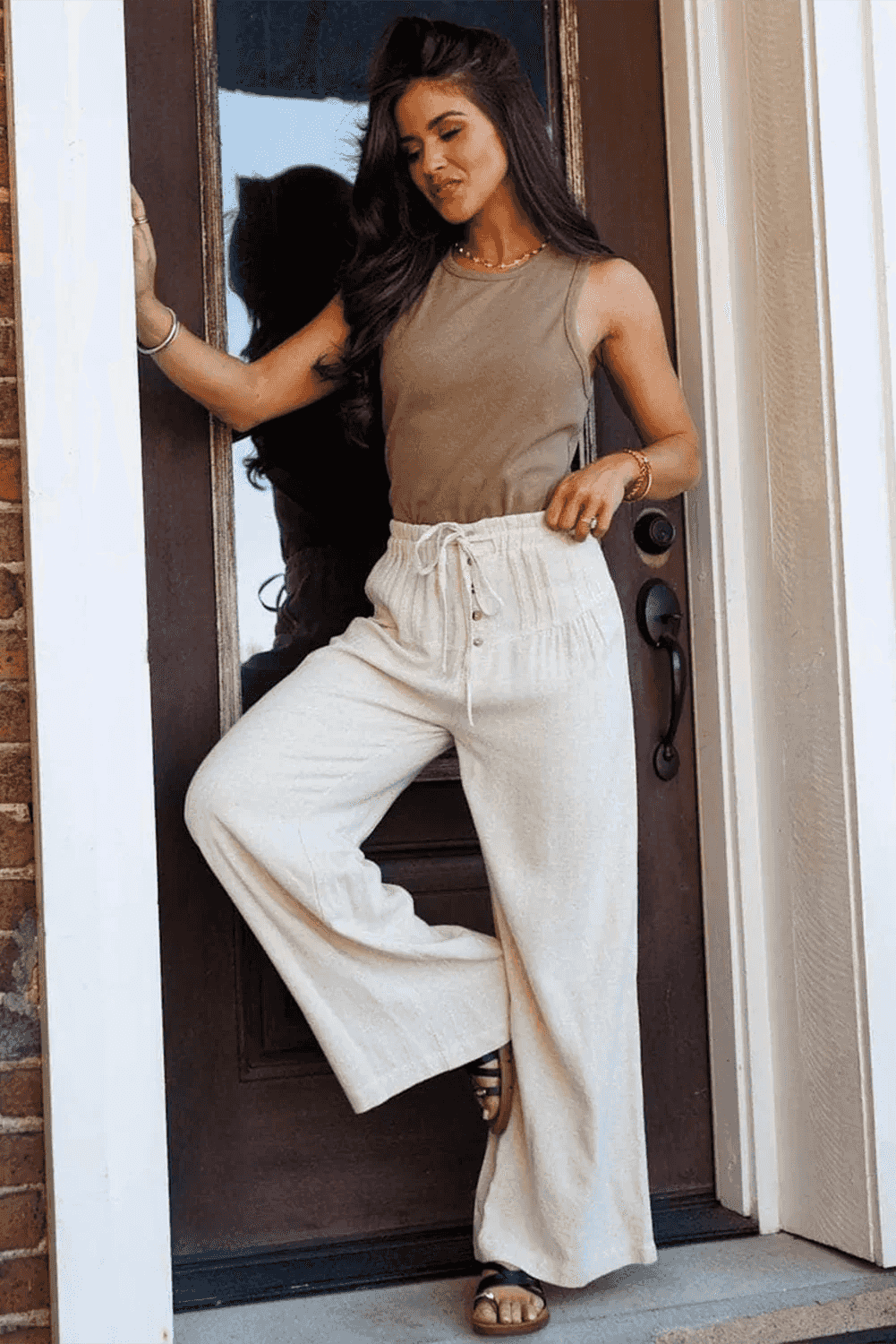 Pantalon large femme écru avec lien à la taille élastique et patte boutonnée