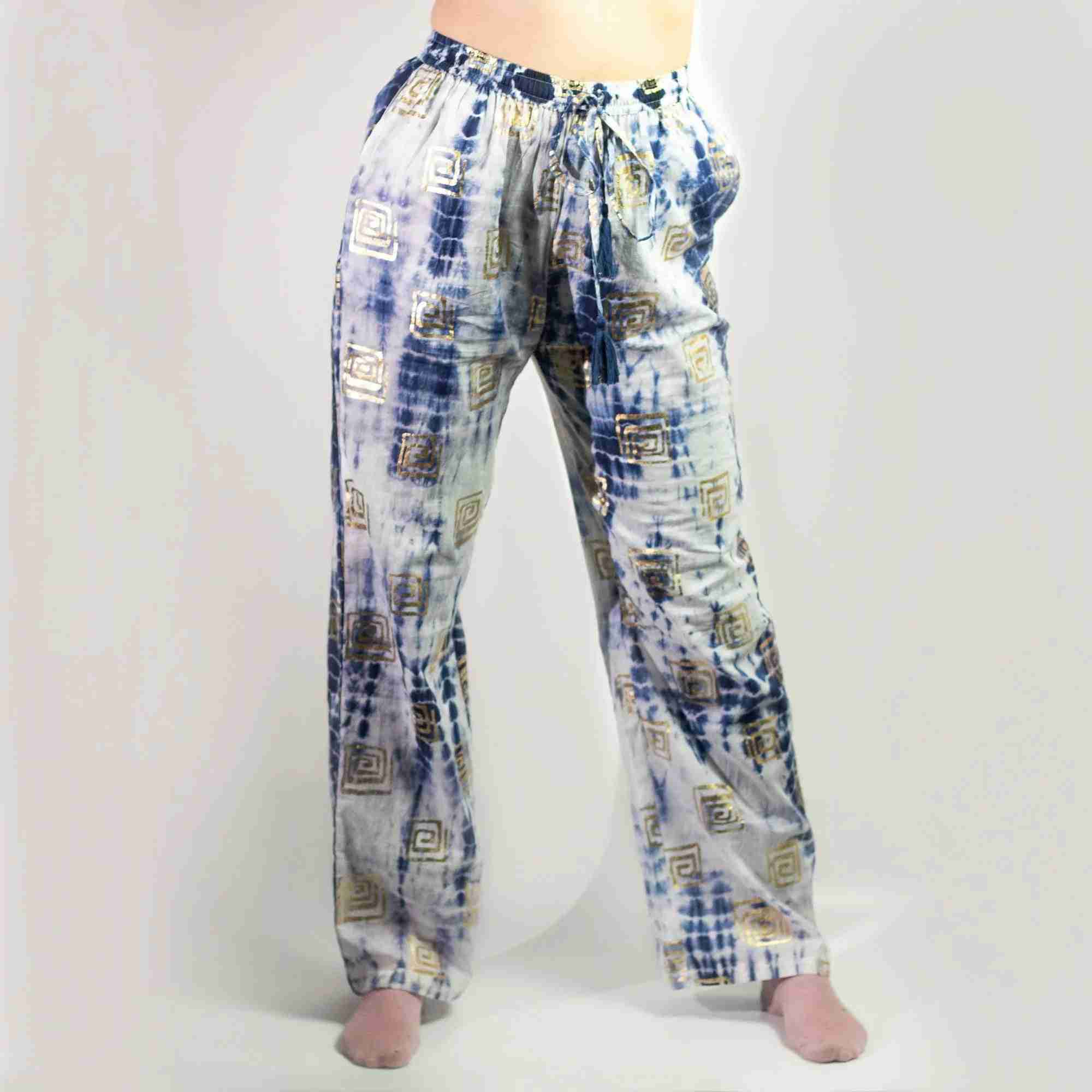 Pantalon de lounge bleu clair à motifs carrés grecs dorés, coupe ample.