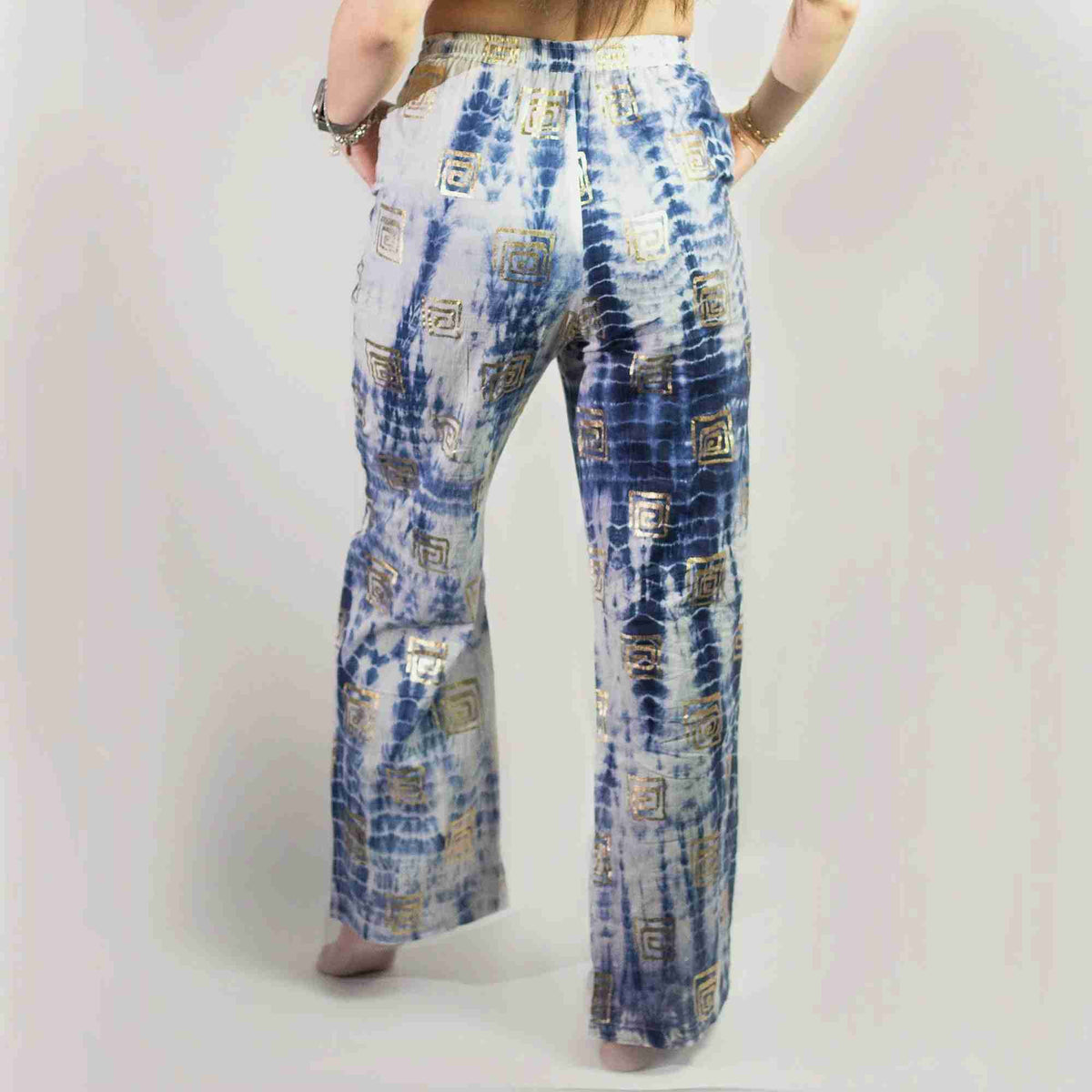 Pantalon de détente bleu clair à motif grec doré, taille élastique et lien noué.