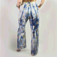 Pantalon de détente bleu clair à motif grec doré, taille élastique et lien noué.