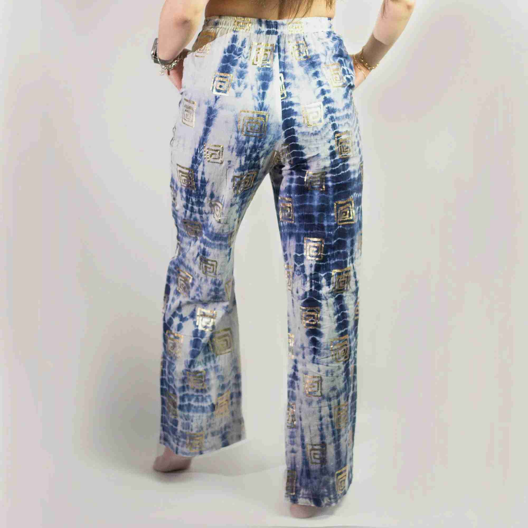 Pantalon de détente bleu clair à motif grec doré, taille élastique et lien noué.