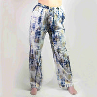 Pantalon de lounge bleu clair, taille froncée et jambe ample, motif doré.