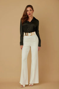 Pantalon taille haute femme blanc, jambes évasées, ceinture à boucle dorée