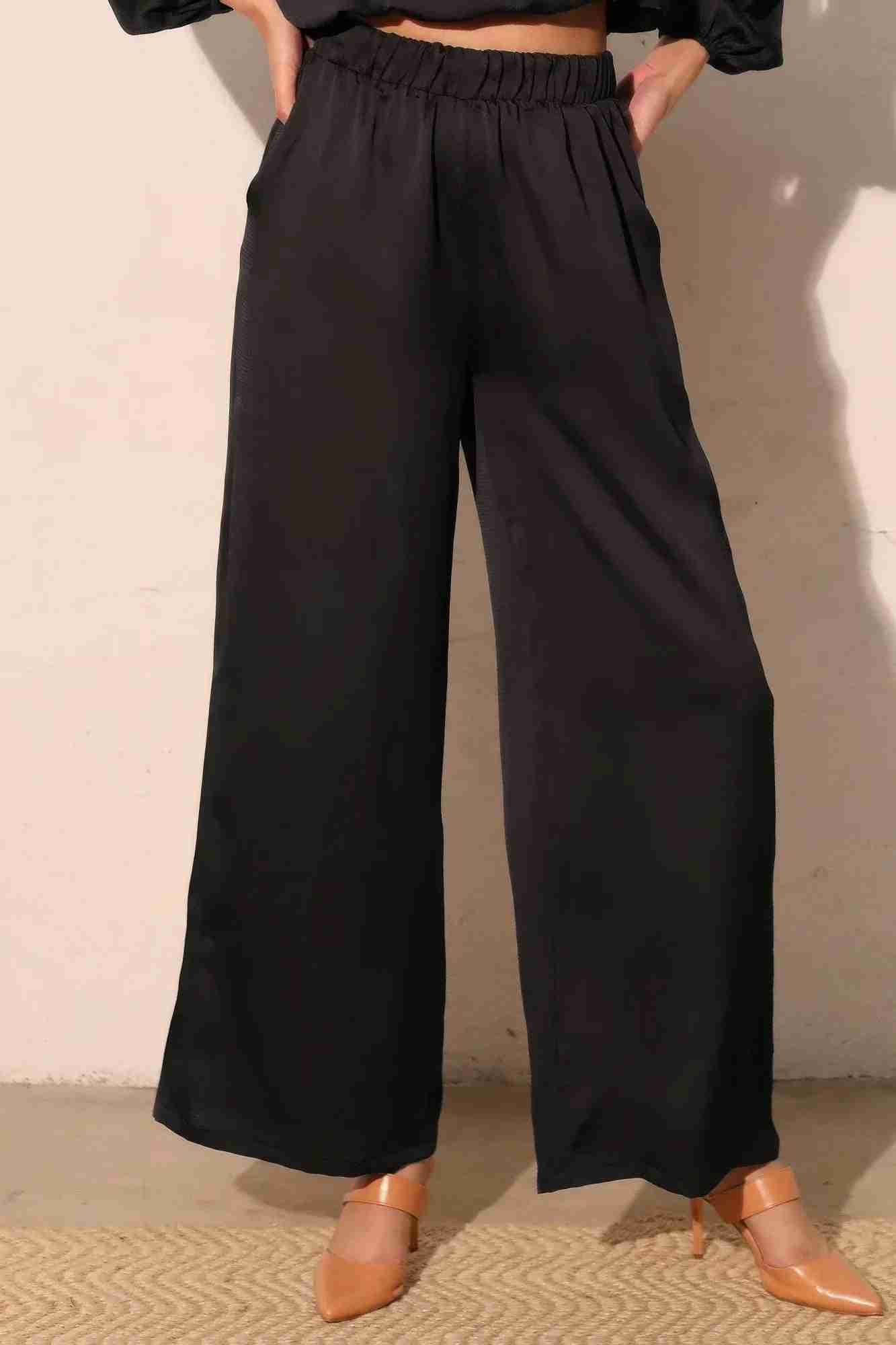 Pantalon satiné fluide marine foncé, vue de dos, taille élastique, jambes amples.