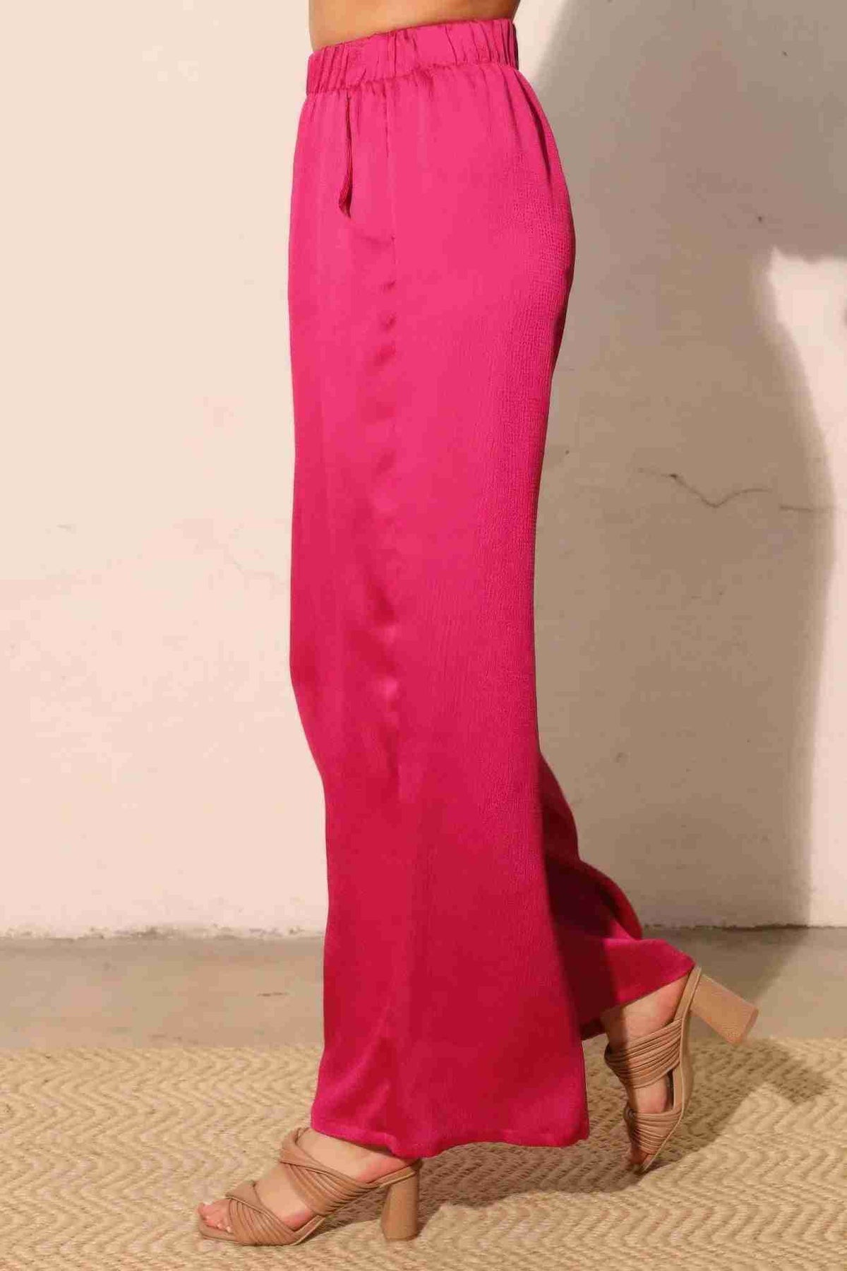 Pantalon satiné fluide fuchsia, vue de dos, taille élastique, jambe large.