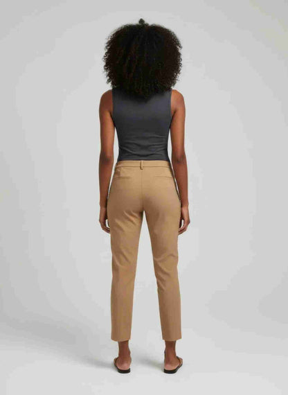 Pantalon slim tabac vu de dos, volants à la cheville