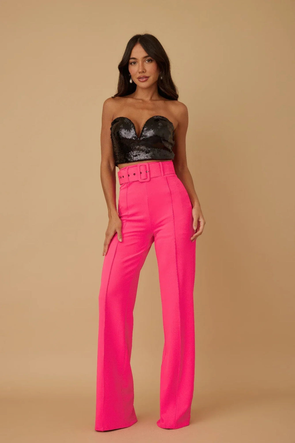 Pantalon taille haute évasé rose fuchsia, ceinture à boucle, jambes évasées