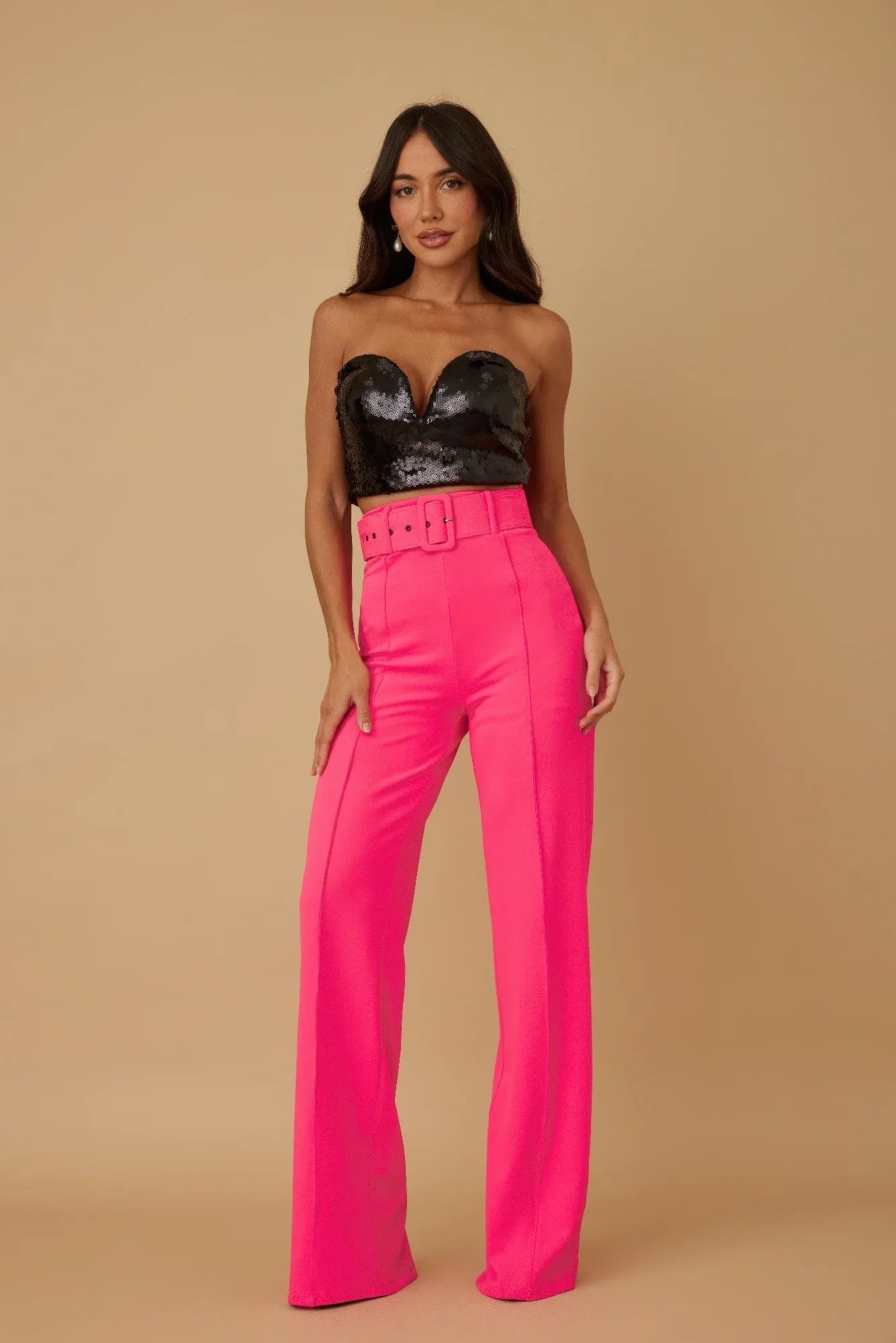 Pantalon taille haute évasé rose fuchsia, ceinture à boucle, jambes évasées