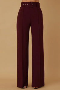 Pantalon taille haute évasé bordeaux, vue de face, ceinture à boucle carrée