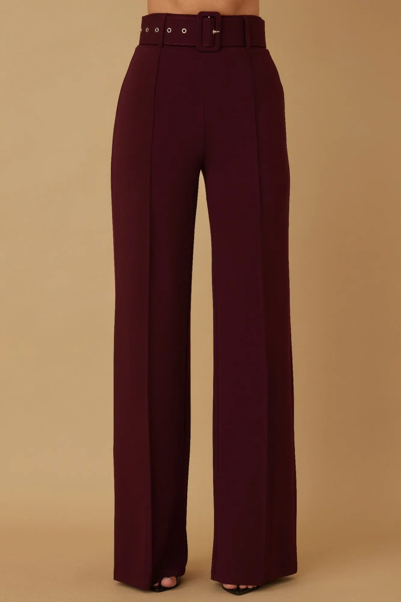 Pantalon taille haute évasé bordeaux, vue de face, ceinture à boucle carrée