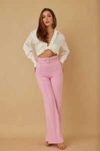 Pantalon taille haute rose pâle, coupe évasée, ceinture avec boucle