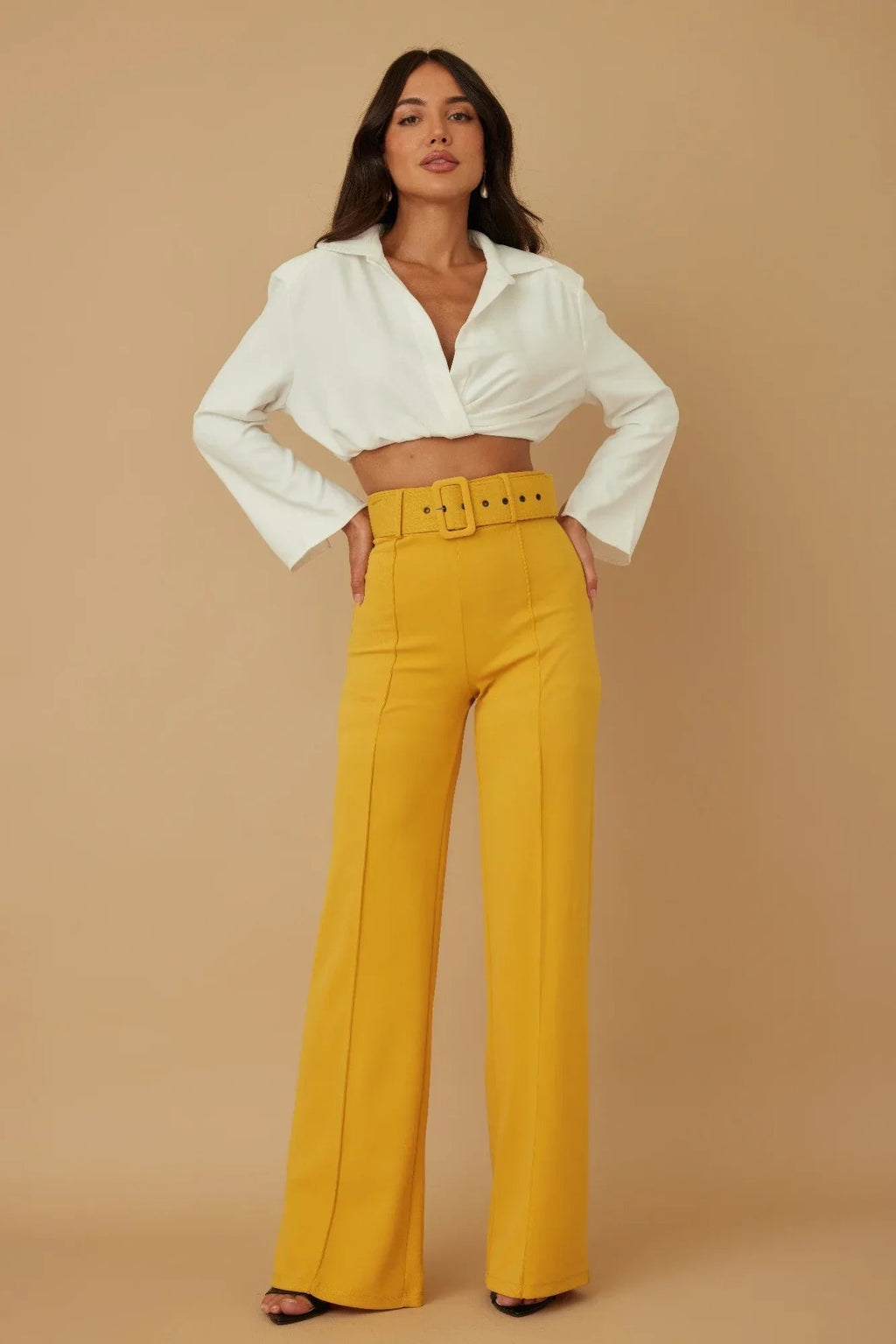 Pantalon taille haute évasé jaune moutarde, ceinture à boucle carrée