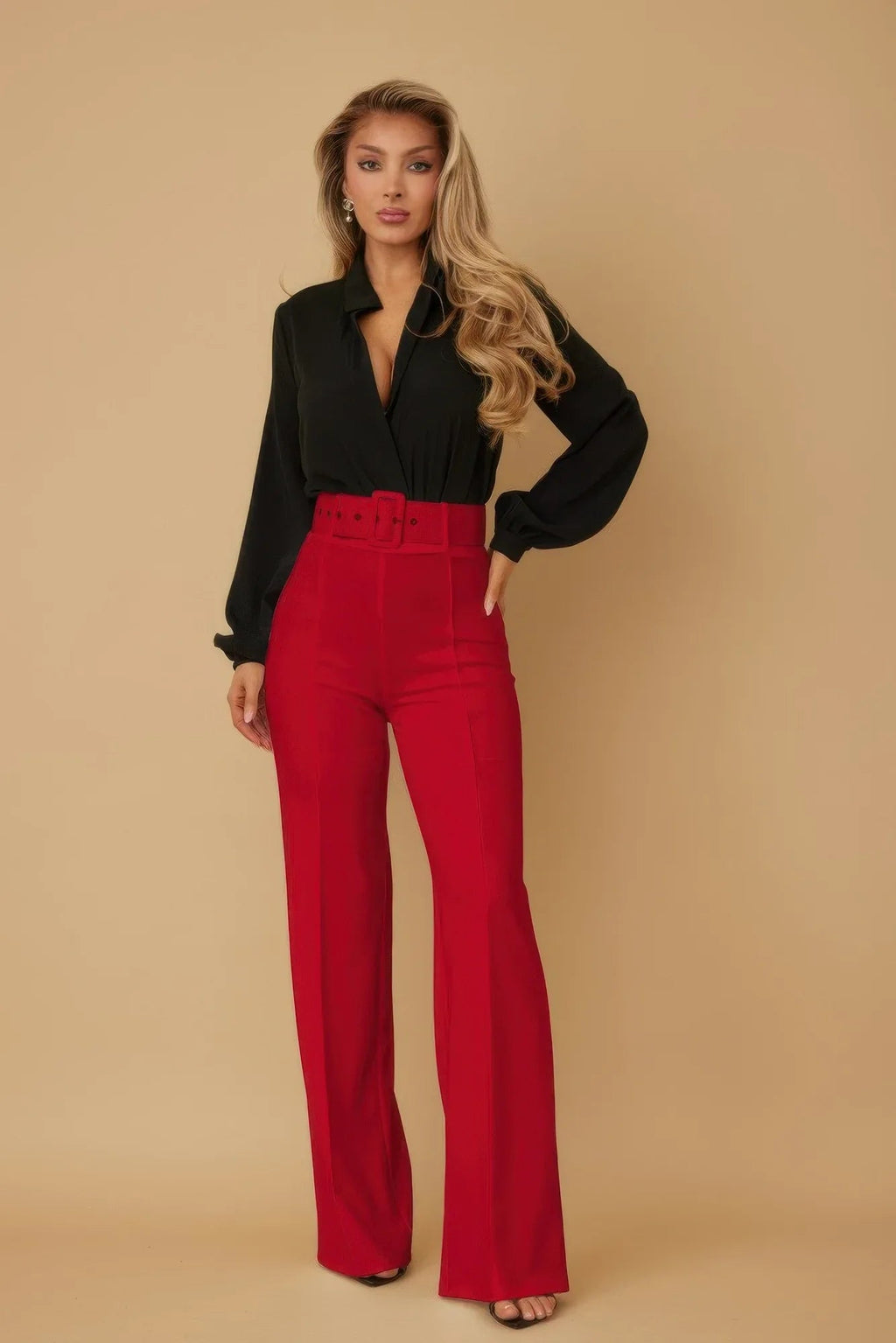 Pantalon taille haute évasé rouge, ceinture à boucle, coupe près de la taille