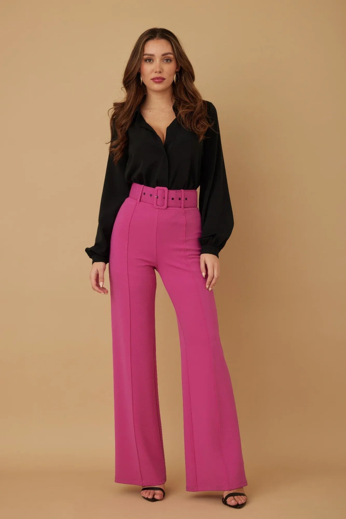 Pantalon taille haute magenta, coupe évasée, ceinture à boucle carrée