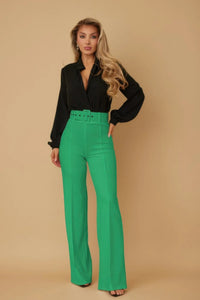Pantalon taille haute évasé vert, ceinture à boucle, fermeture boutonnée visible