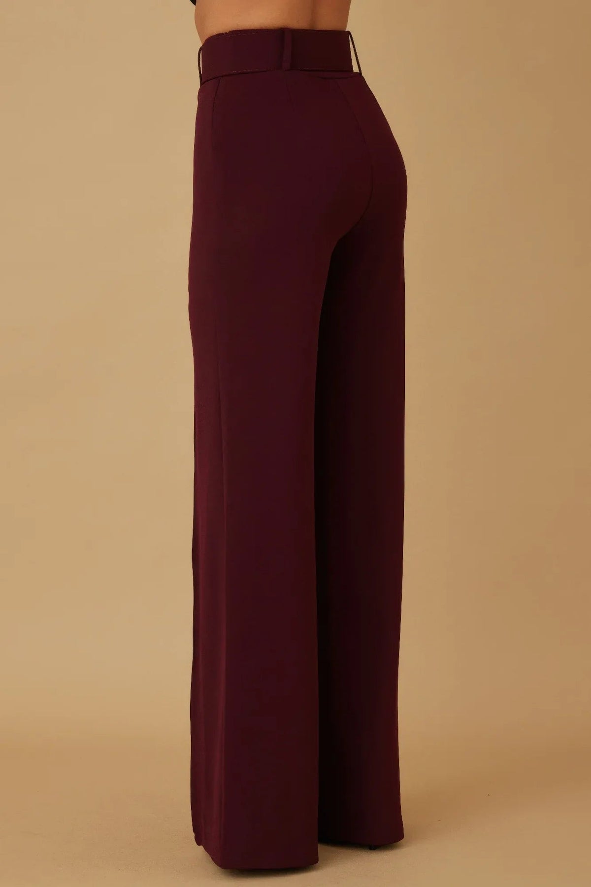 Pantalon taille haute évasé bordeaux, vue de côté, taille ceinturée à boucle