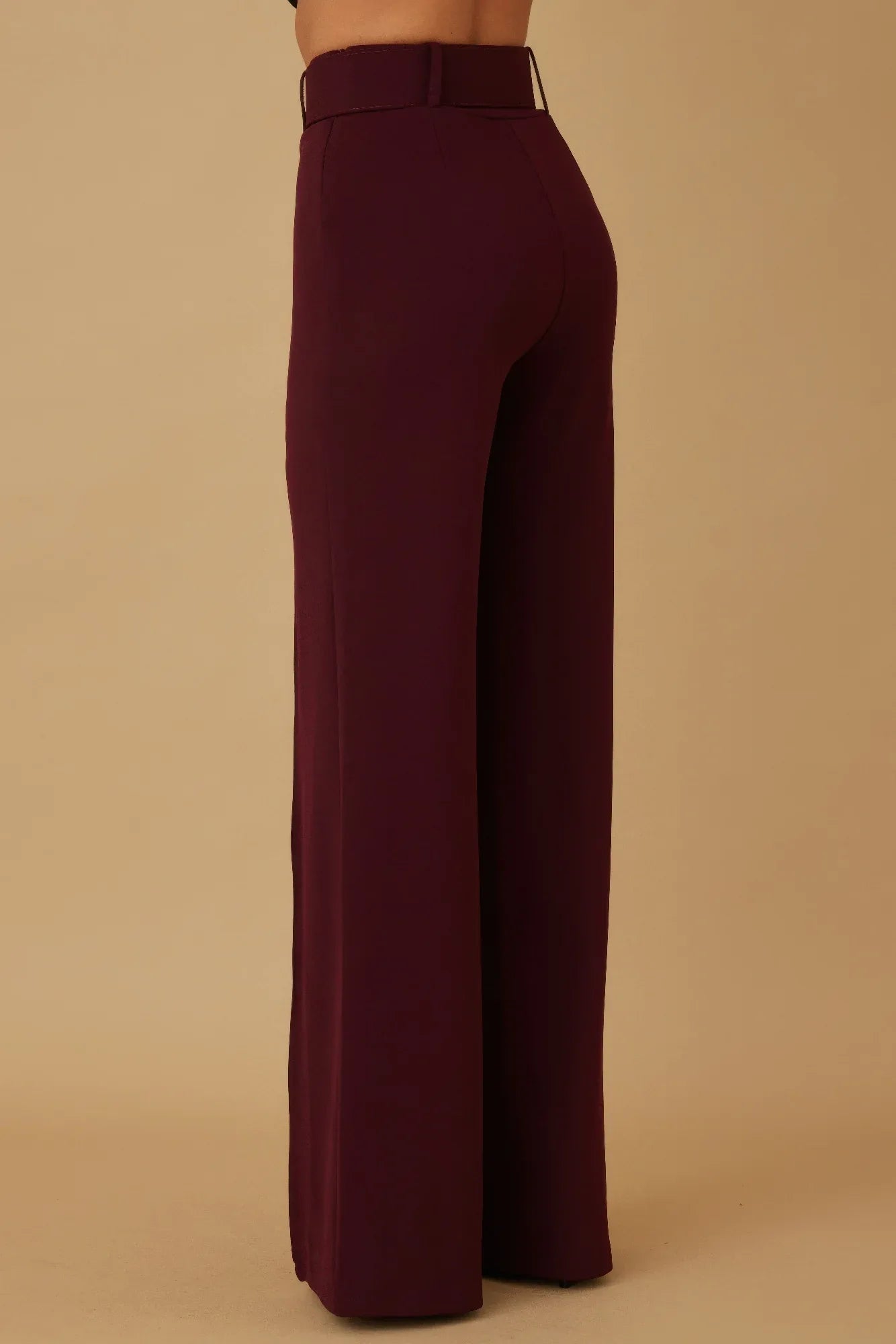Pantalon taille haute évasé bordeaux, vue de côté, taille ceinturée à boucle