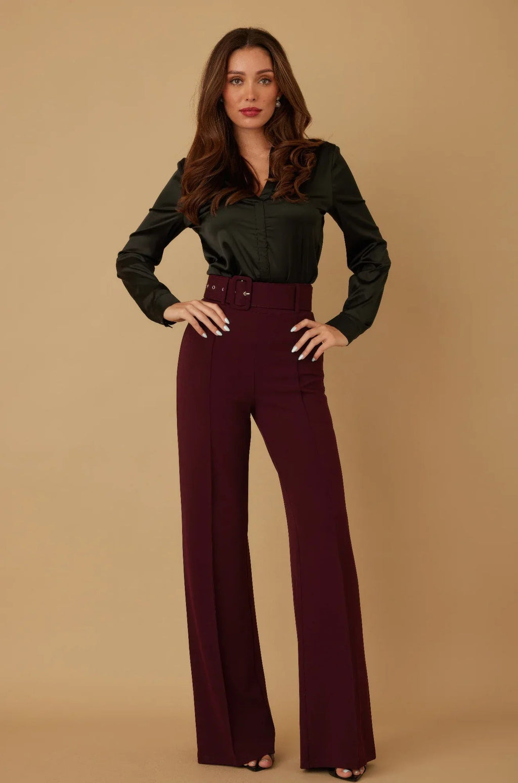 Pantalon taille haute évasé bordeaux, ceinture à boucle, lignes droites