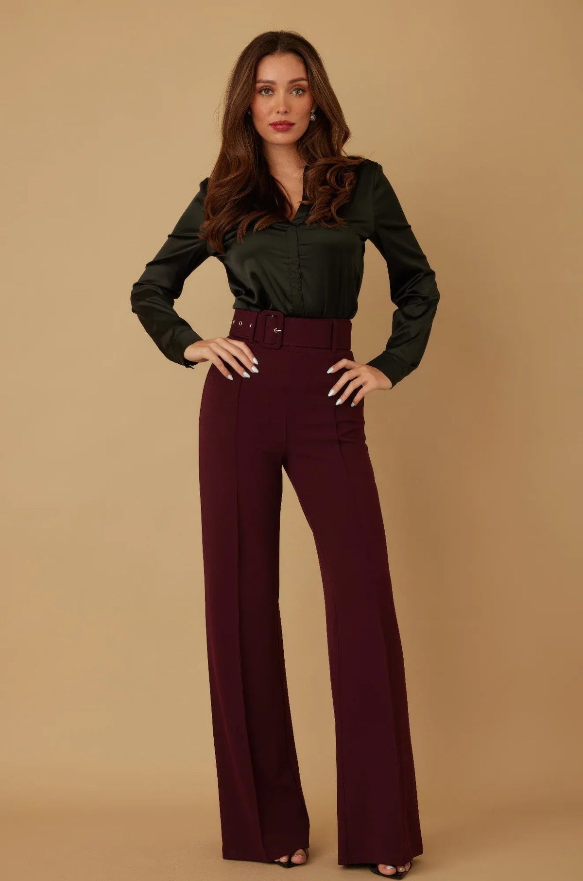 Pantalon taille haute évasé bordeaux, ceinture à boucle, lignes droites