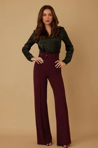 Pantalon taille haute évasé bordeaux, ceinture à boucle, lignes droites