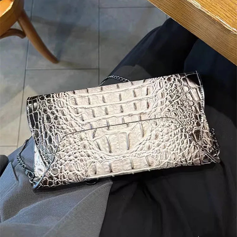 Pochette enveloppe motif crocodile en cuir pour femme – vue 3