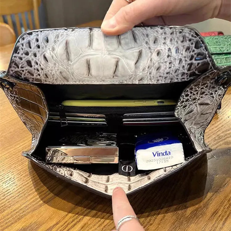 Pochette enveloppe motif crocodile en cuir pour femme – vue 6