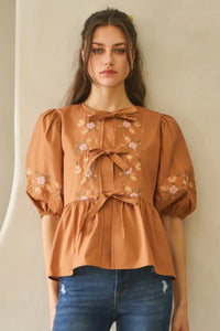 Chemisier femme en popeline terracotta brodée, nœud frontal et manches bouffantes