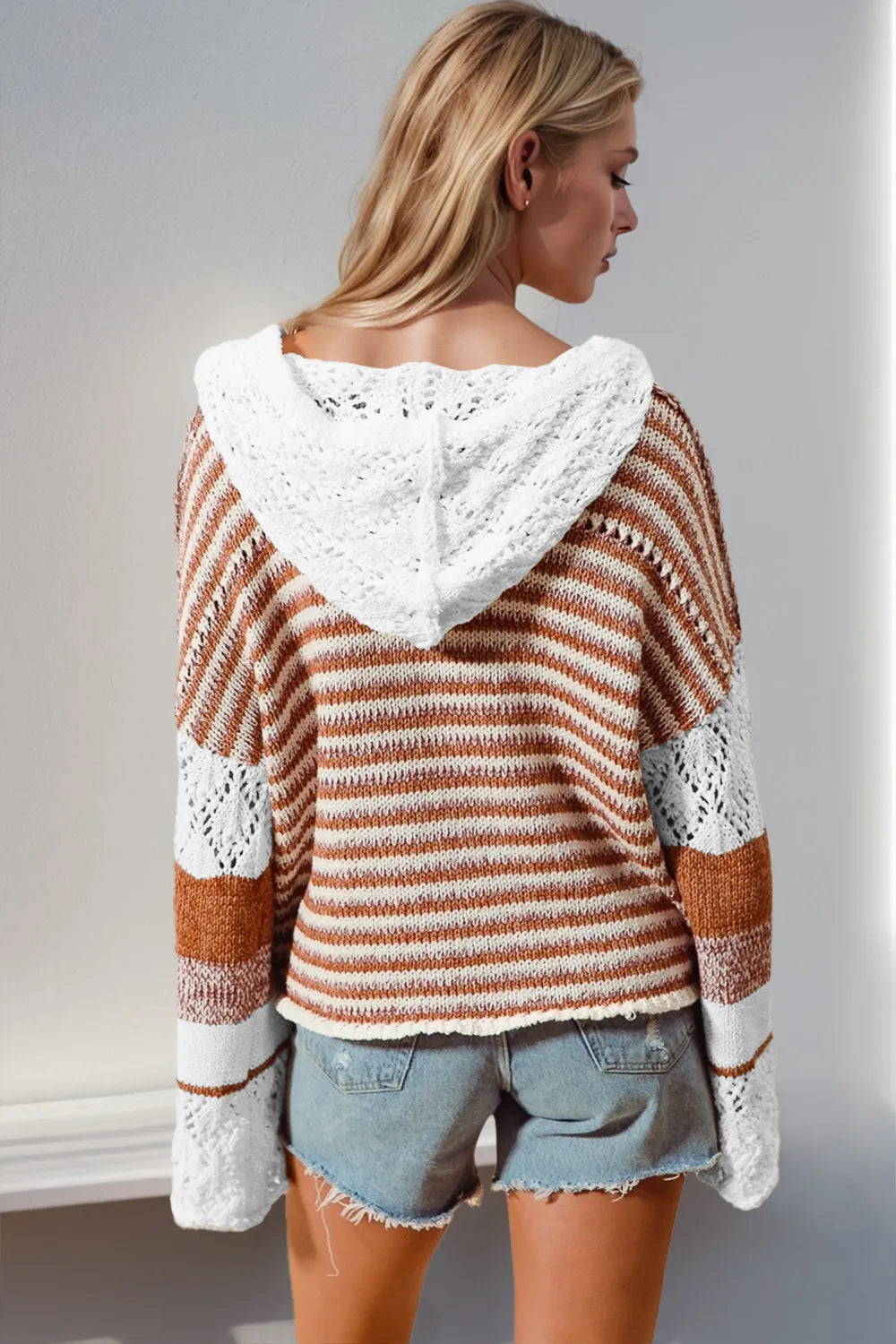 Pull à capuche femme ajouré camel à manches longues – vue 4