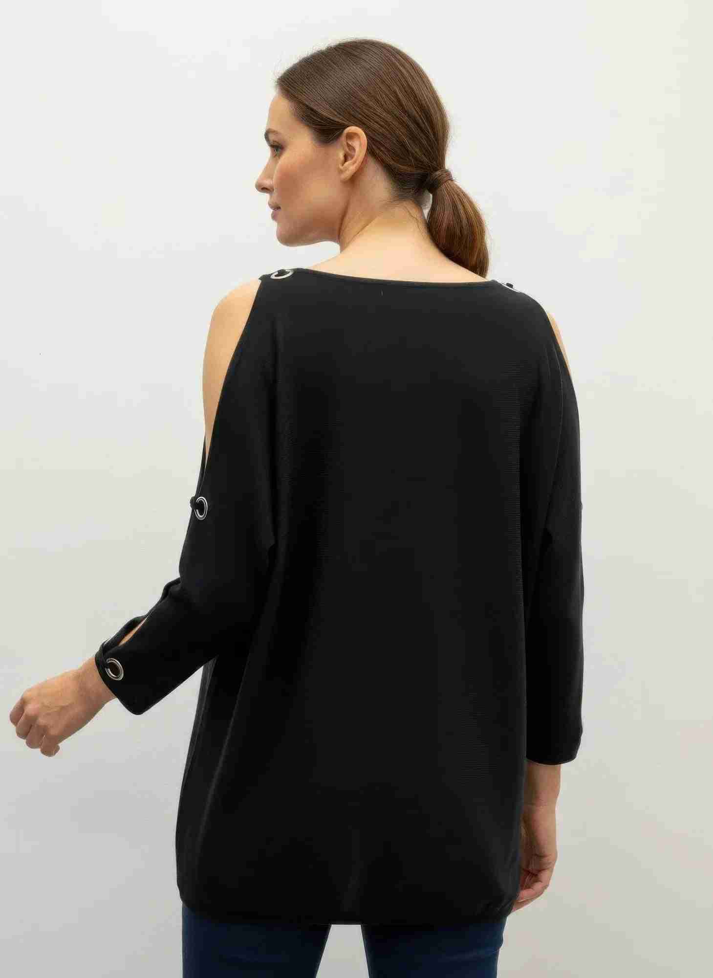 Pull femme noir à col bateau, vue dos, manches 3/4 et détails œillets