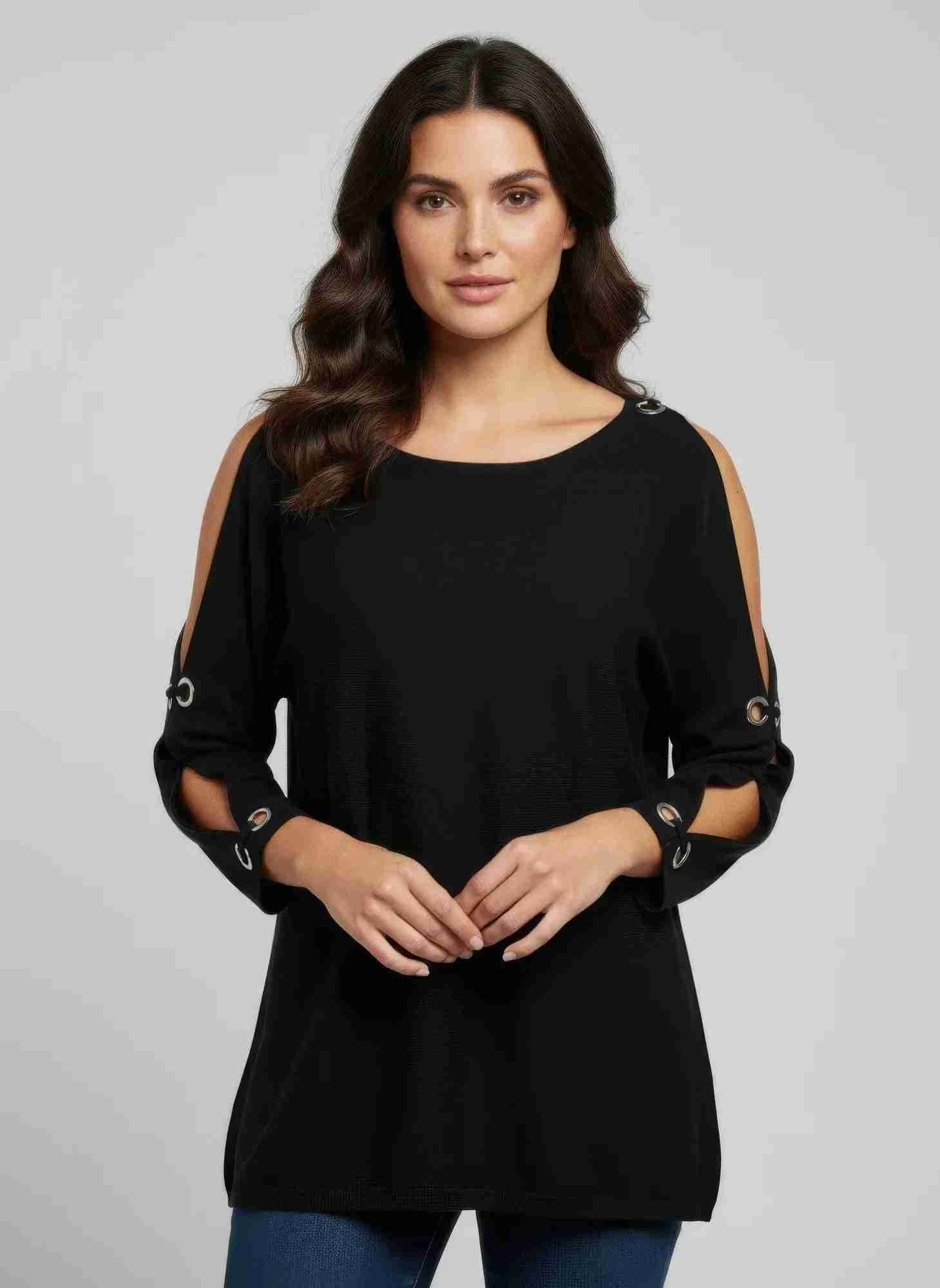 Pull femme noir à col bateau, manches 3/4, détails œillets sur les manches
