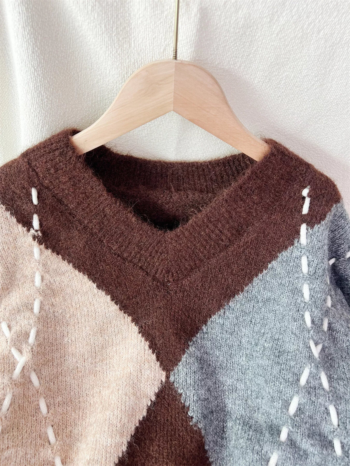 Pull femme ample à col en V et motif losanges – vue 5