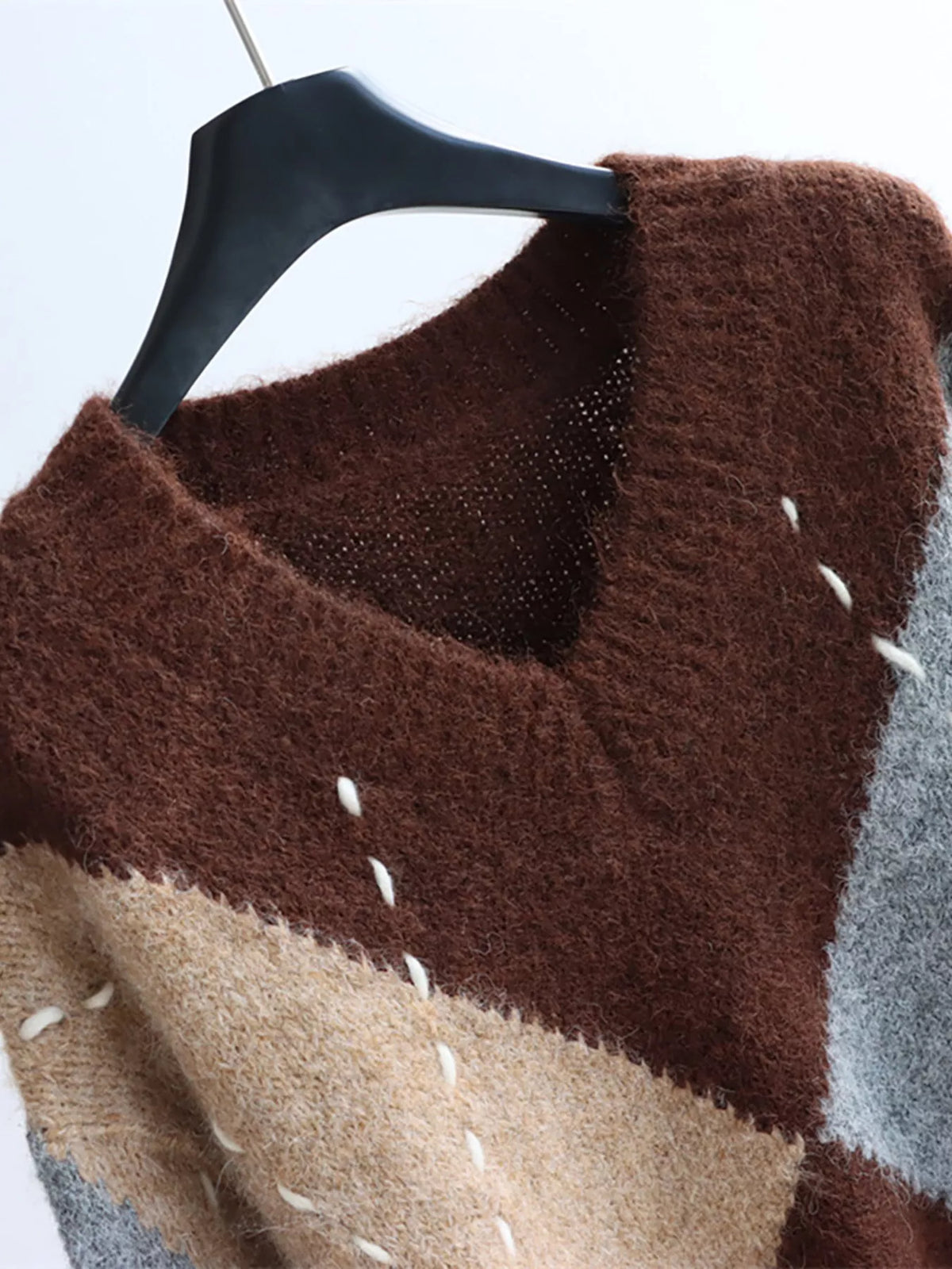 Pull femme ample à col en V et motif losanges – vue 7