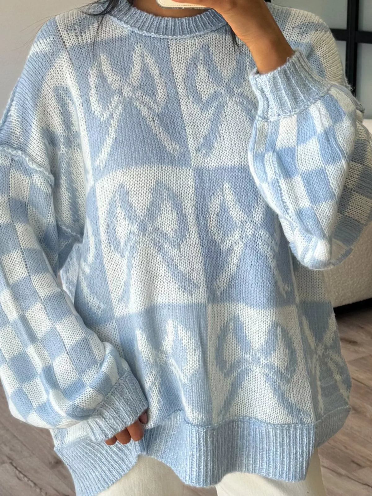 Pull femme à motif damier et nœuds bleu clair et blanc – vue 2