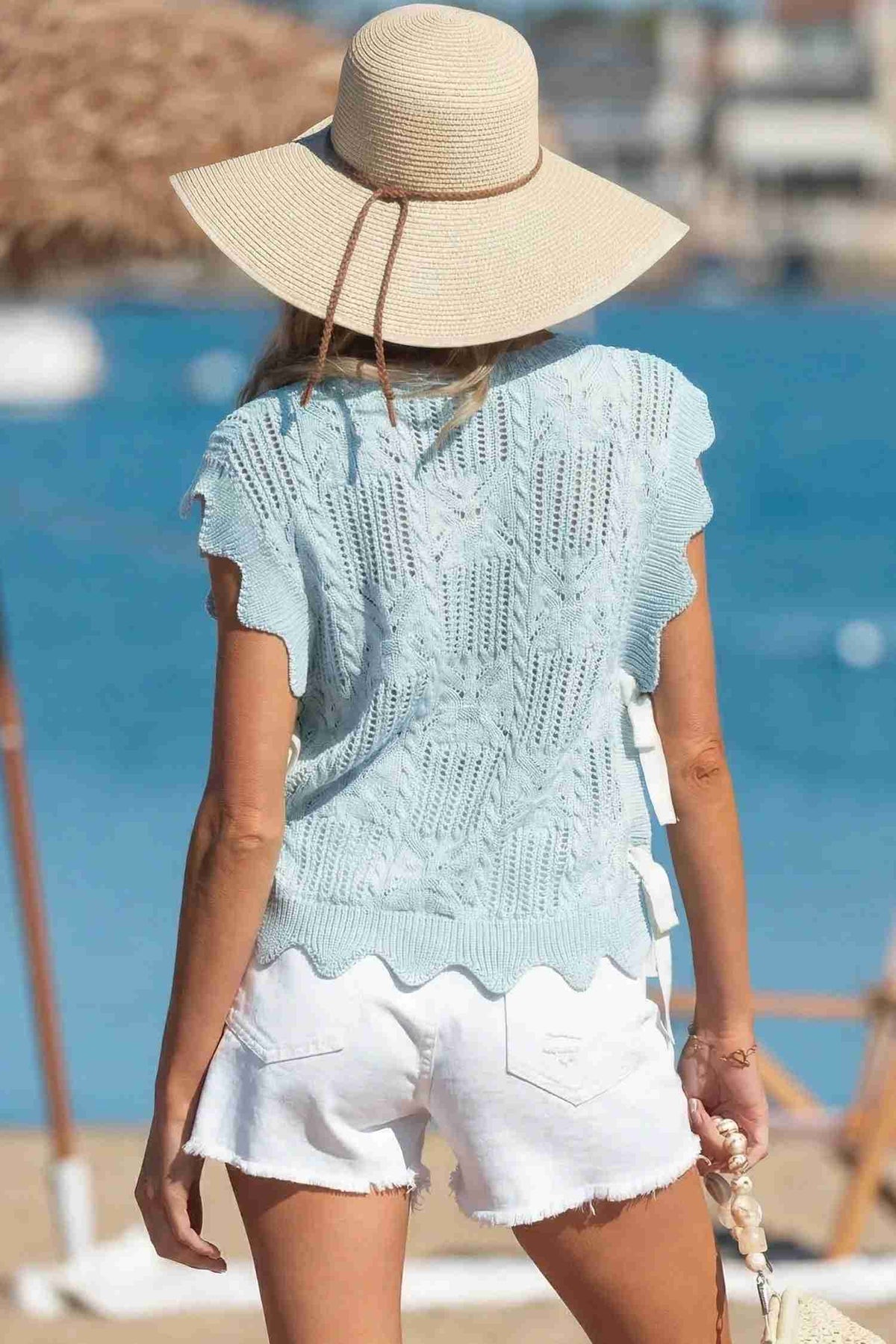 Pull tricot pointelle vert menthe, encolure ronde, manches courtes, bord festonné