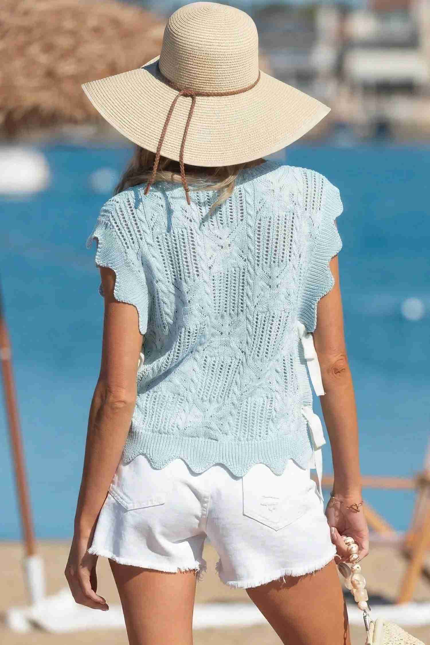 Pull tricot pointelle vert menthe, encolure ronde, manches courtes, bord festonné