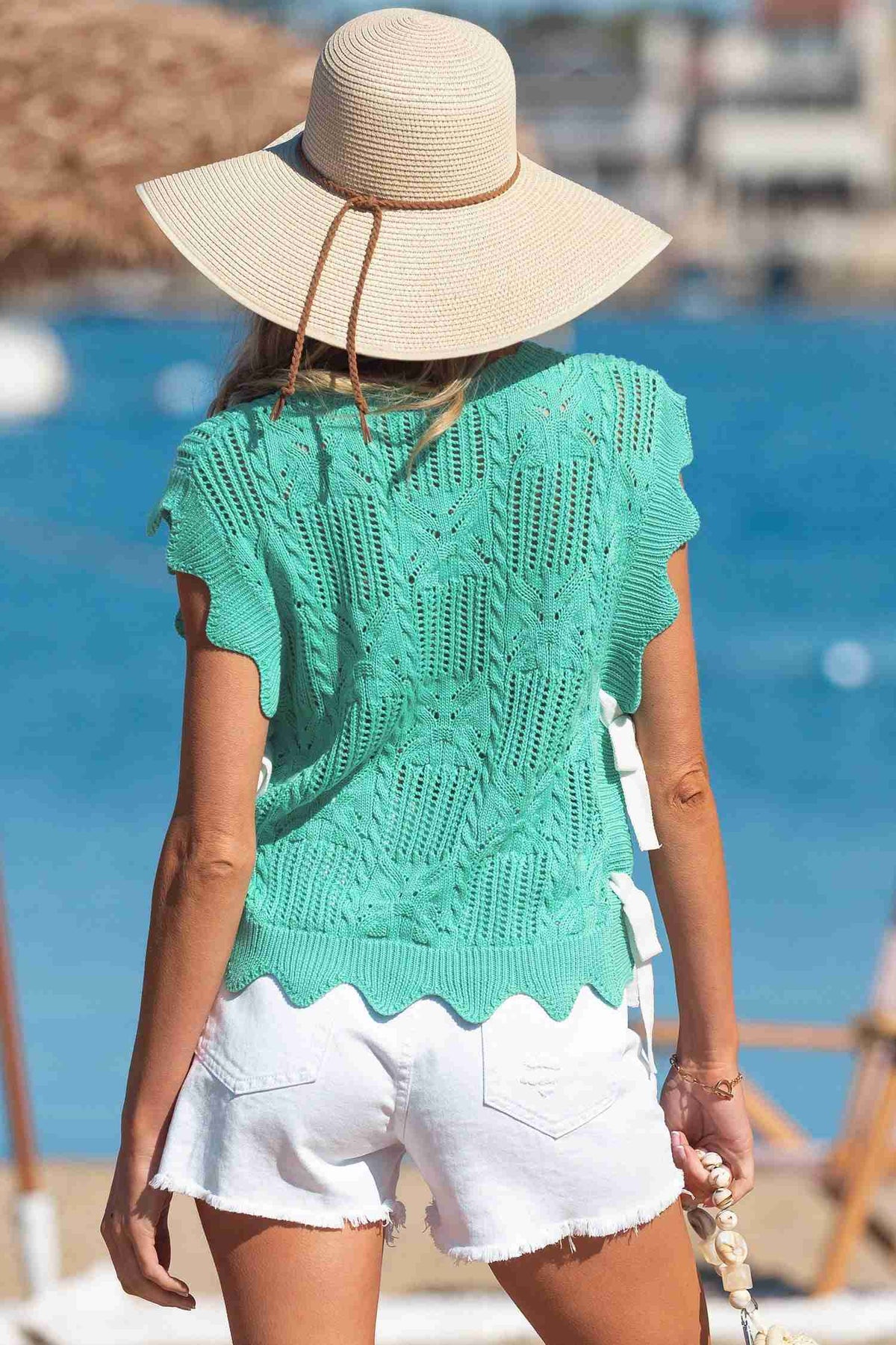 Pull tricot pointelle vert menthe, encolure ronde, manches courtes et bord festonné