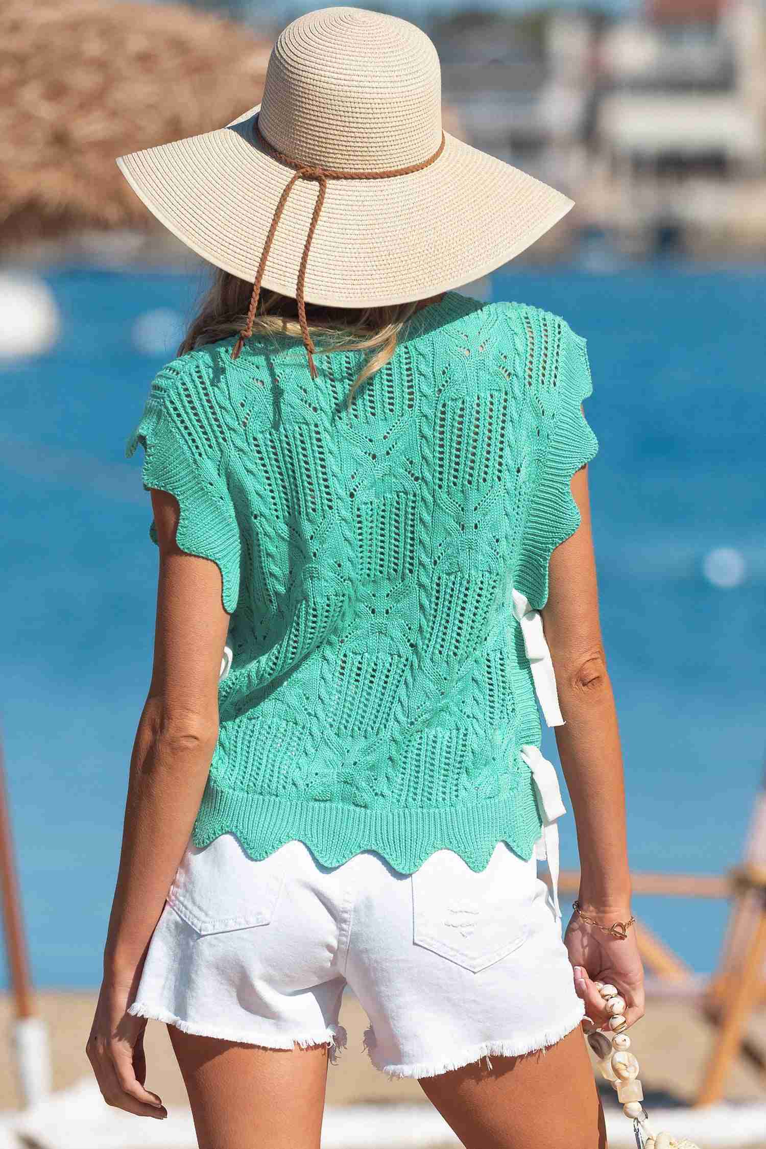 Pull tricot pointelle vert menthe, encolure ronde, manches courtes et bord festonné