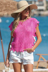 Pull femme en tricot pointelle rose vif, manches courtes et bord festonné