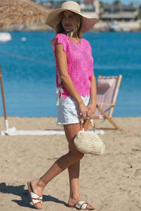 Pull tricot pointelle rose vif, manches courtes, bord festonné sur la base
