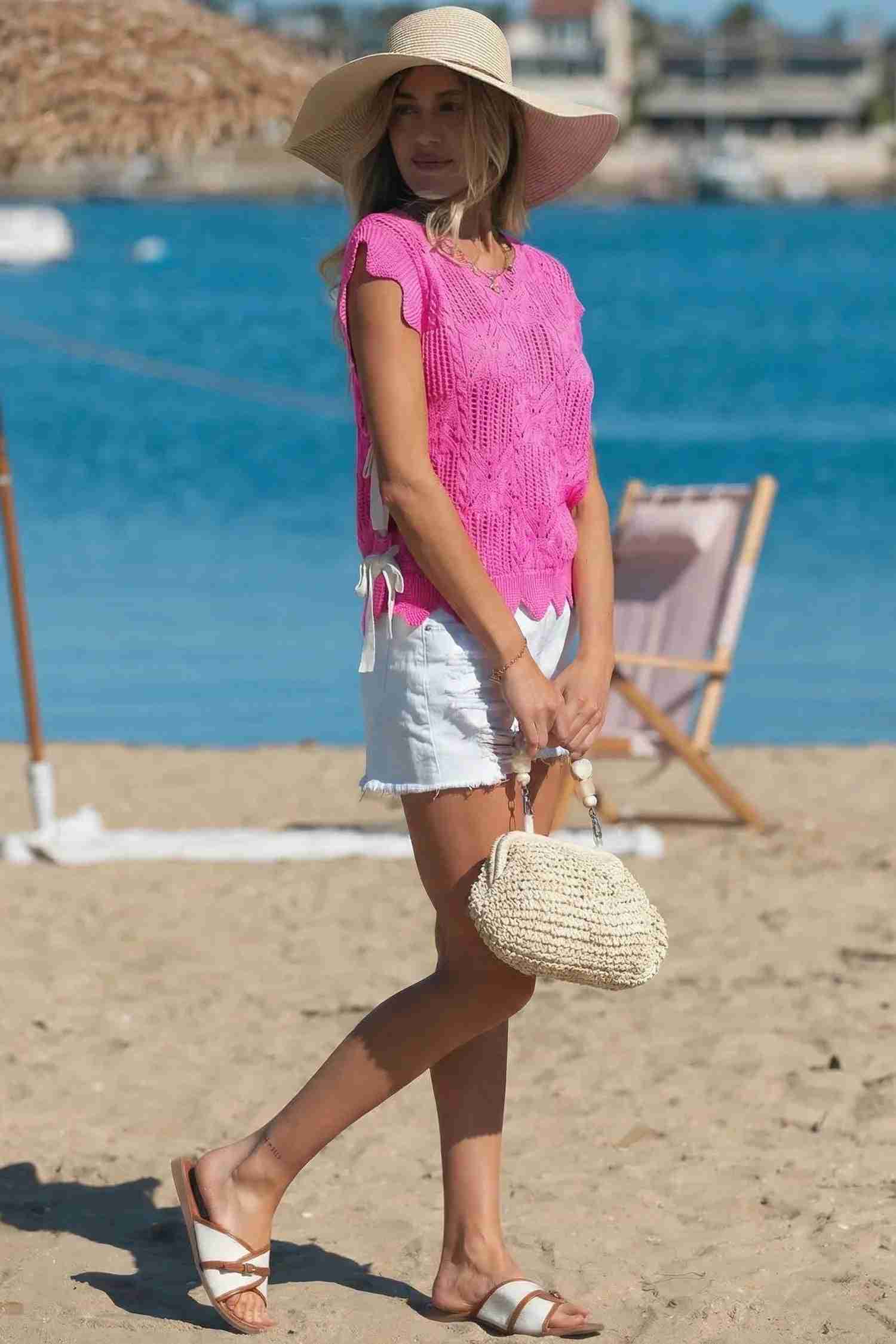 Pull tricot pointelle rose vif, manches courtes, bord festonné sur la base