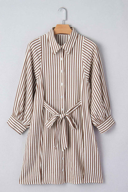 Robe chemisier rayée brune, col chemise, nœud à la taille, manches bouffantes.