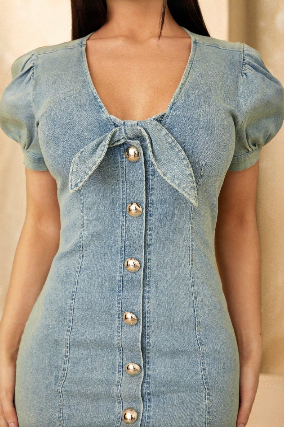 Robe en jean bleu clair, encolure en V avec nœud en ruban, boutons dorés