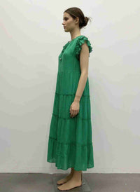 Robe verte mi-longue à volants, vue de côté, manches courtes et ourlet étagé