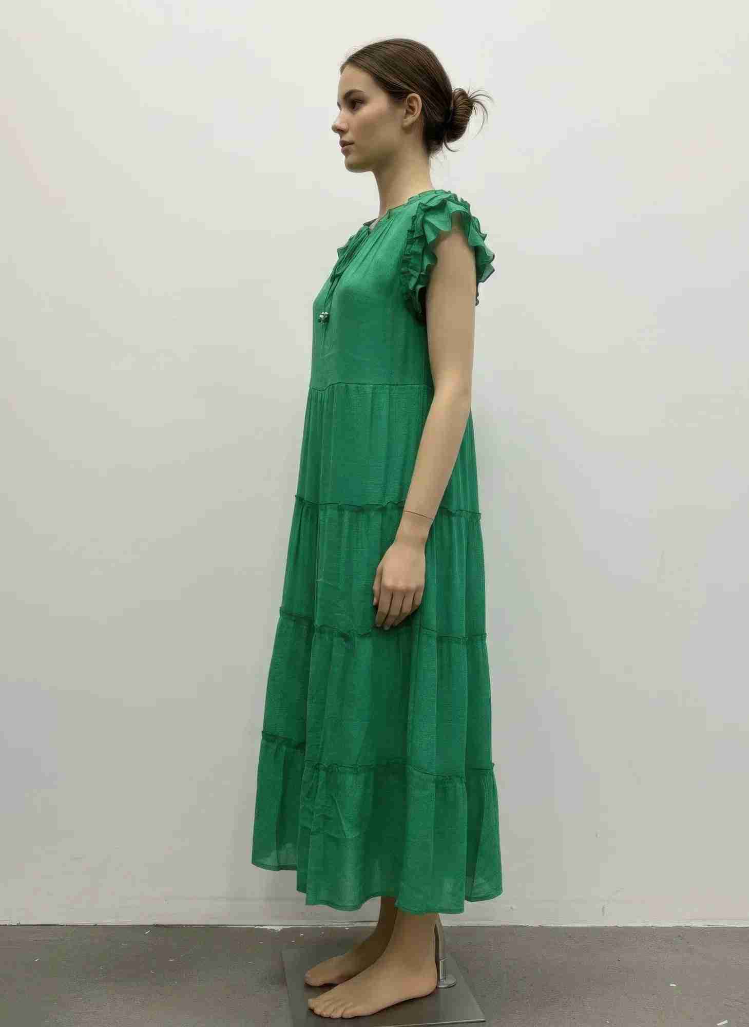 Robe verte mi-longue à volants, vue de côté, manches courtes et ourlet étagé
