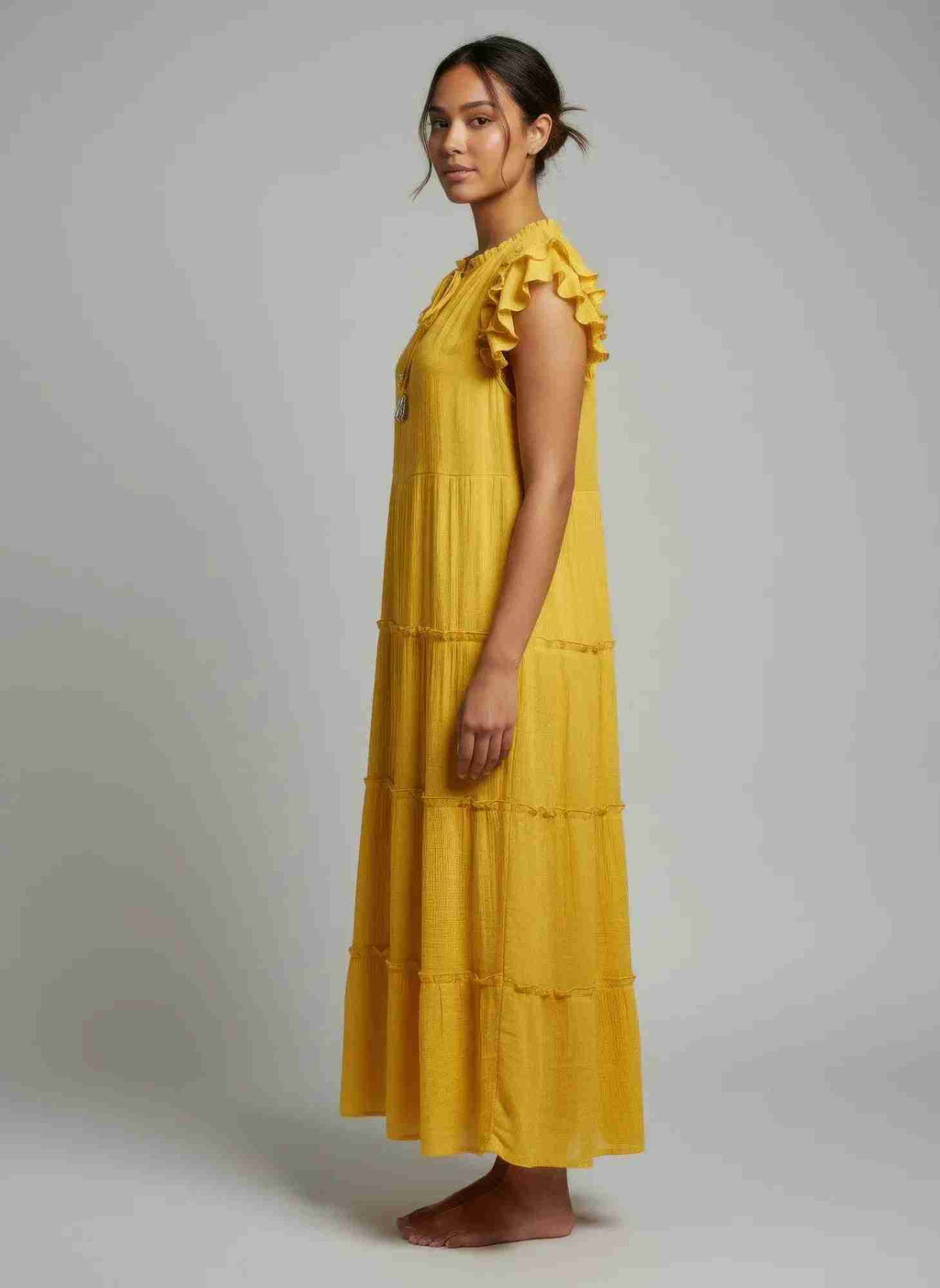 Robe jaune mi-longue à volants aux épaules, encolure à cordon, manches courtes