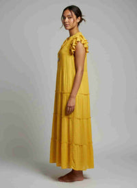 Robe jaune mi-longue à volants aux épaules, encolure à cordon, manches courtes