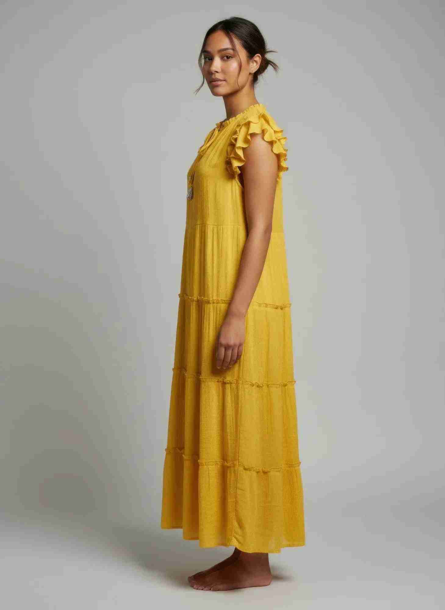 Robe jaune mi-longue à volants aux épaules, encolure à cordon, manches courtes