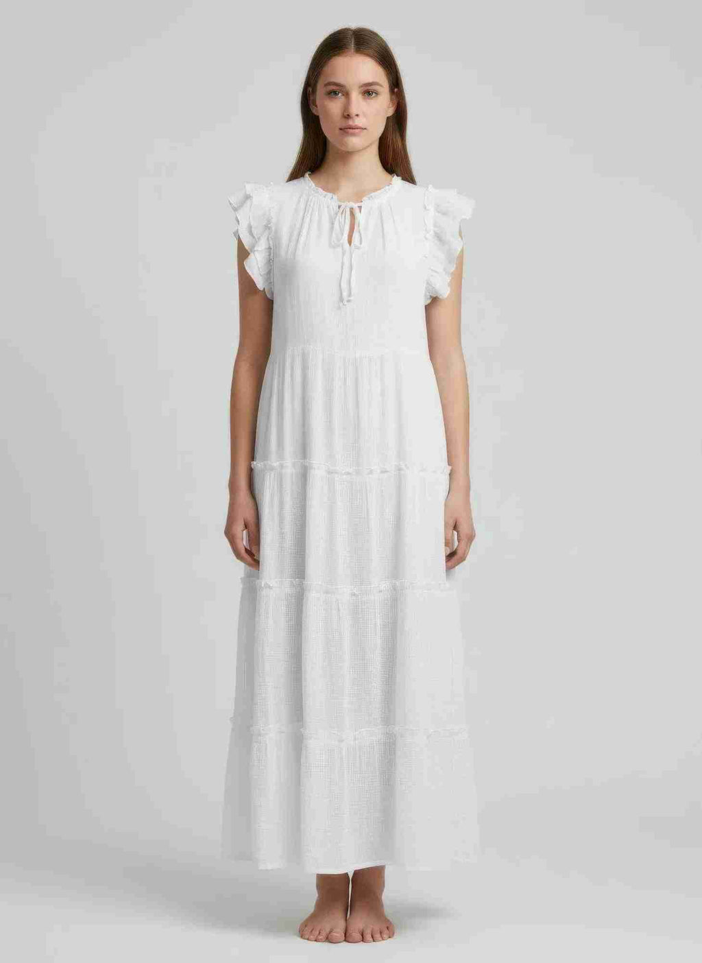 Robe blanche mi-longue à encolure froncée, volants d’épaules, tissu léger
