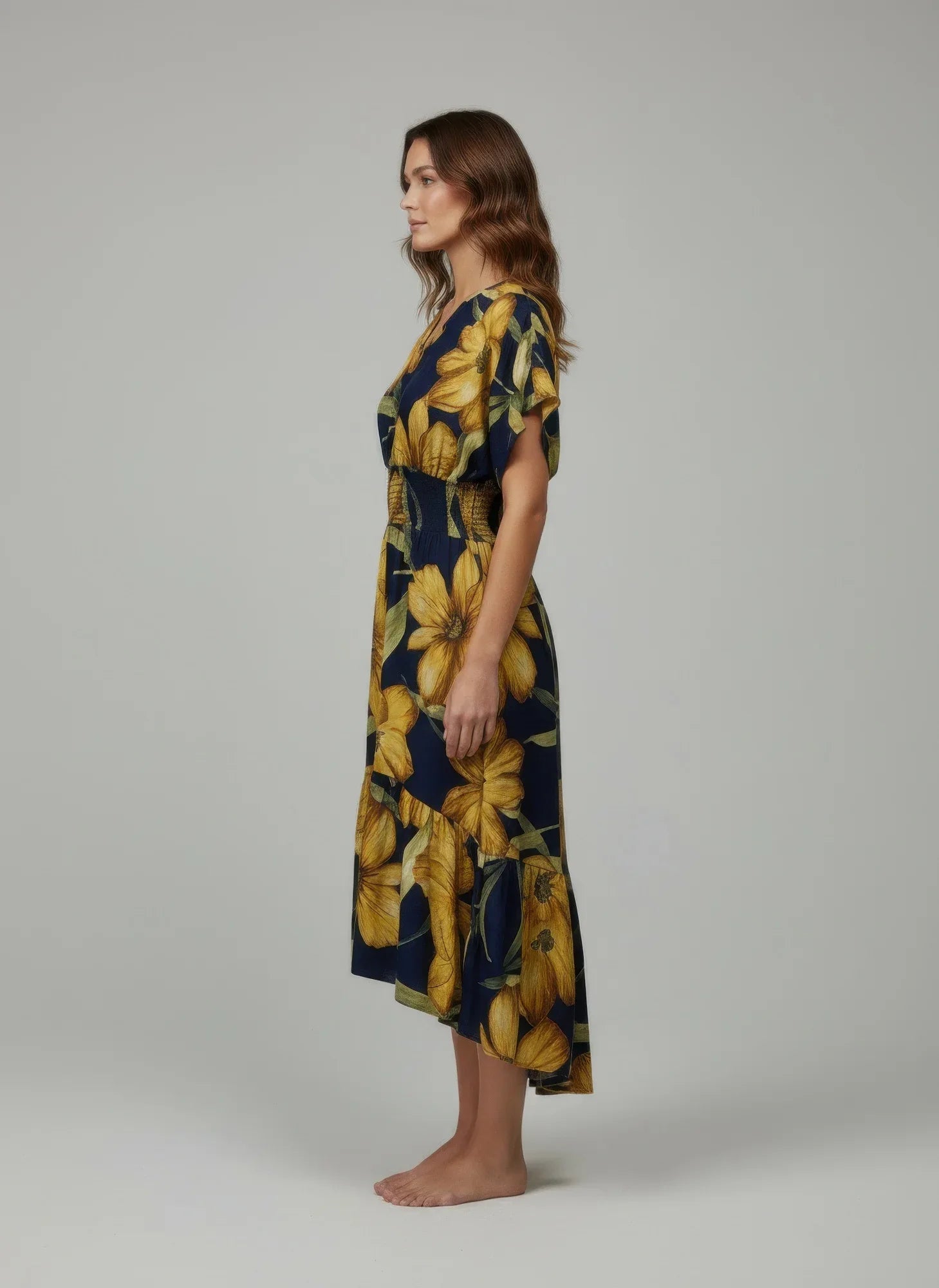 Robe fleurie bleu nuit, motif grandes fleurs jaunes, manches courtes, ourlet asymétrique